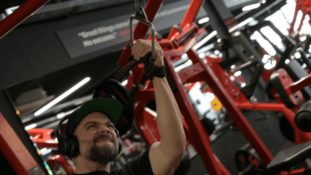 o Aris Apostolidis εκτελεί single arm pulldowns