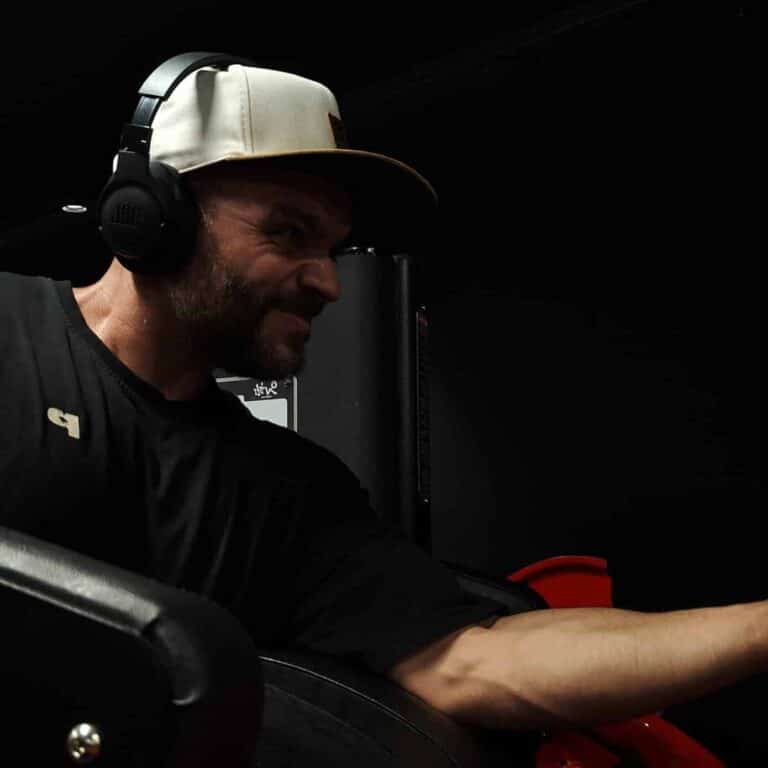O Άρης Αποστολίδης εκτελεί Preacher Curls με το ένα χέρι στο μηχάνημα δικεφάλων